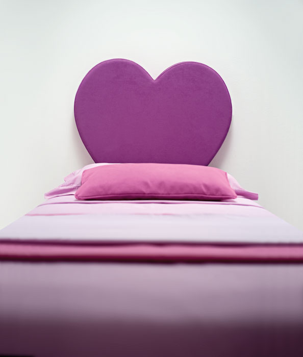 letto con testata a forma di cuore 