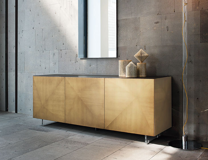 credenza moderna Cubric anta in ottone brunito