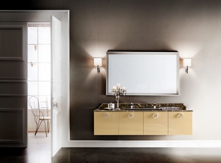 bagno classico con piano in marmo 