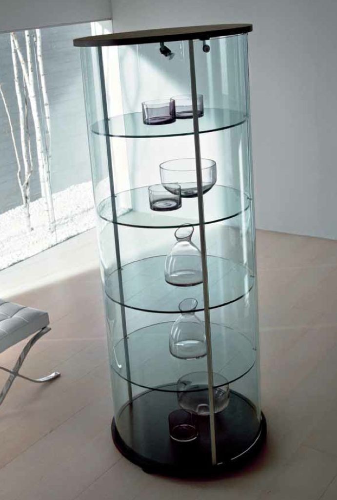 vetrina in cristallo curvato con serratura ed impianto luci. 