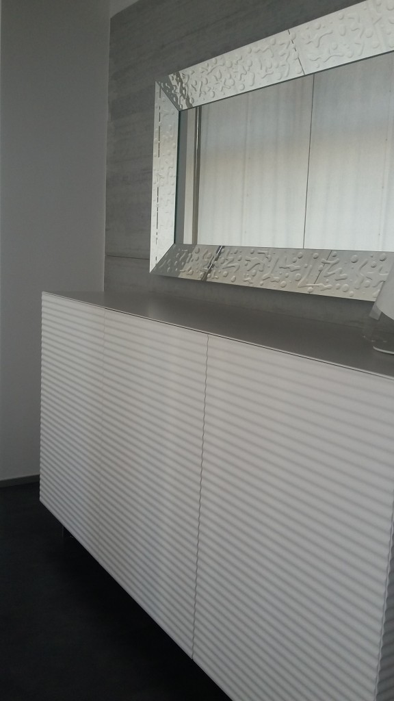 credenza Ola Riflessi bianco opaco anta onda