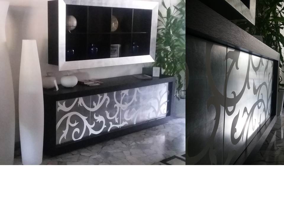 credenza Picasso con anta foglia argento