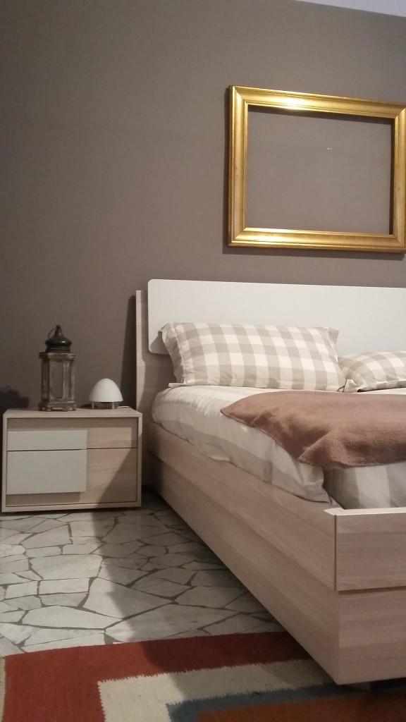 letto matrimoniale con contenitore effetto legno