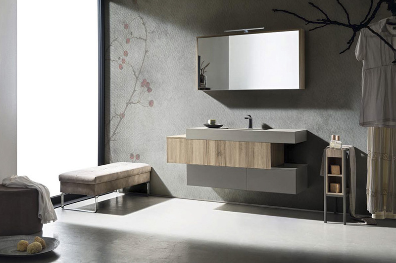 Composizione bagno Cerasa con vasca stone grigio integrata, carta da parati Woodland.