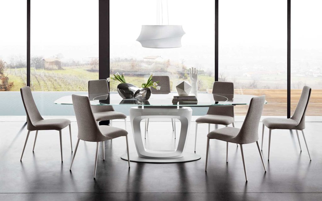 Tavolo Calligaris modelo Orbital; sedie Anais