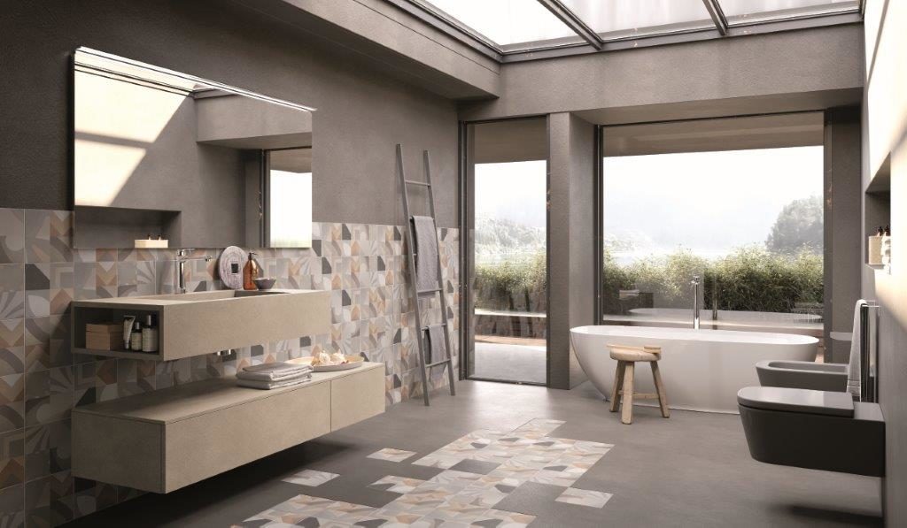 bagno con piastrelle cementine 